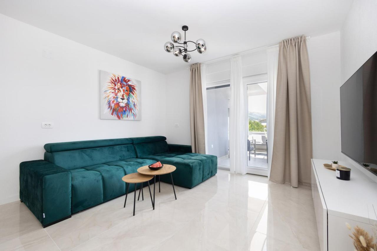 Bonaca Apartments With Terrace And Private Parking Kastela Bagian luar foto