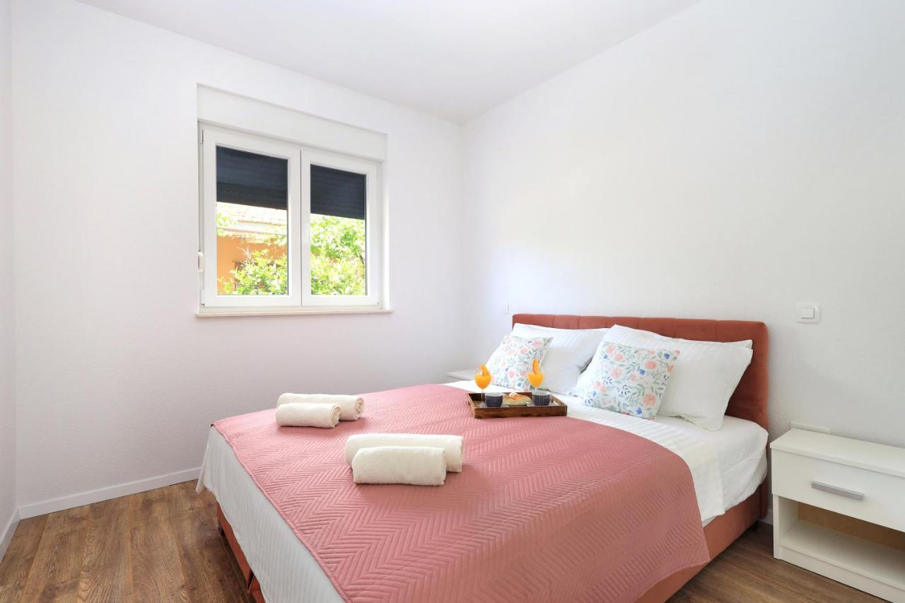 Bonaca Apartments With Terrace And Private Parking Kastela Bagian luar foto