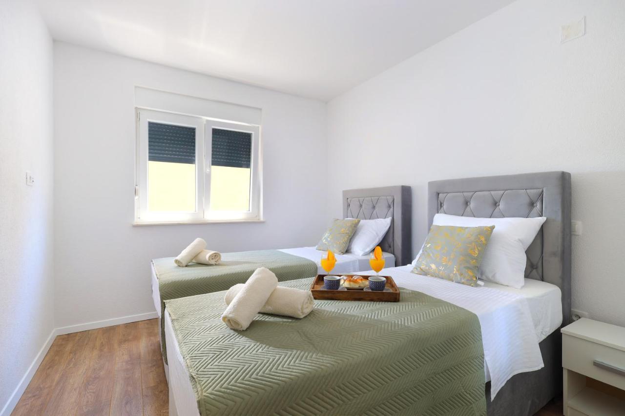 Bonaca Apartments With Terrace And Private Parking Kastela Bagian luar foto