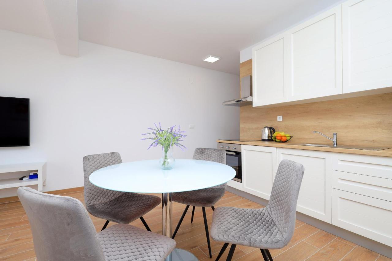 Bonaca Apartments With Terrace And Private Parking Kastela Bagian luar foto