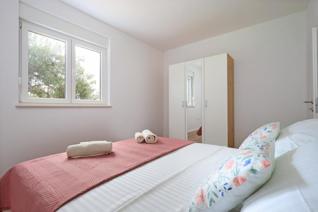 Bonaca Apartments With Terrace And Private Parking Kastela Bagian luar foto