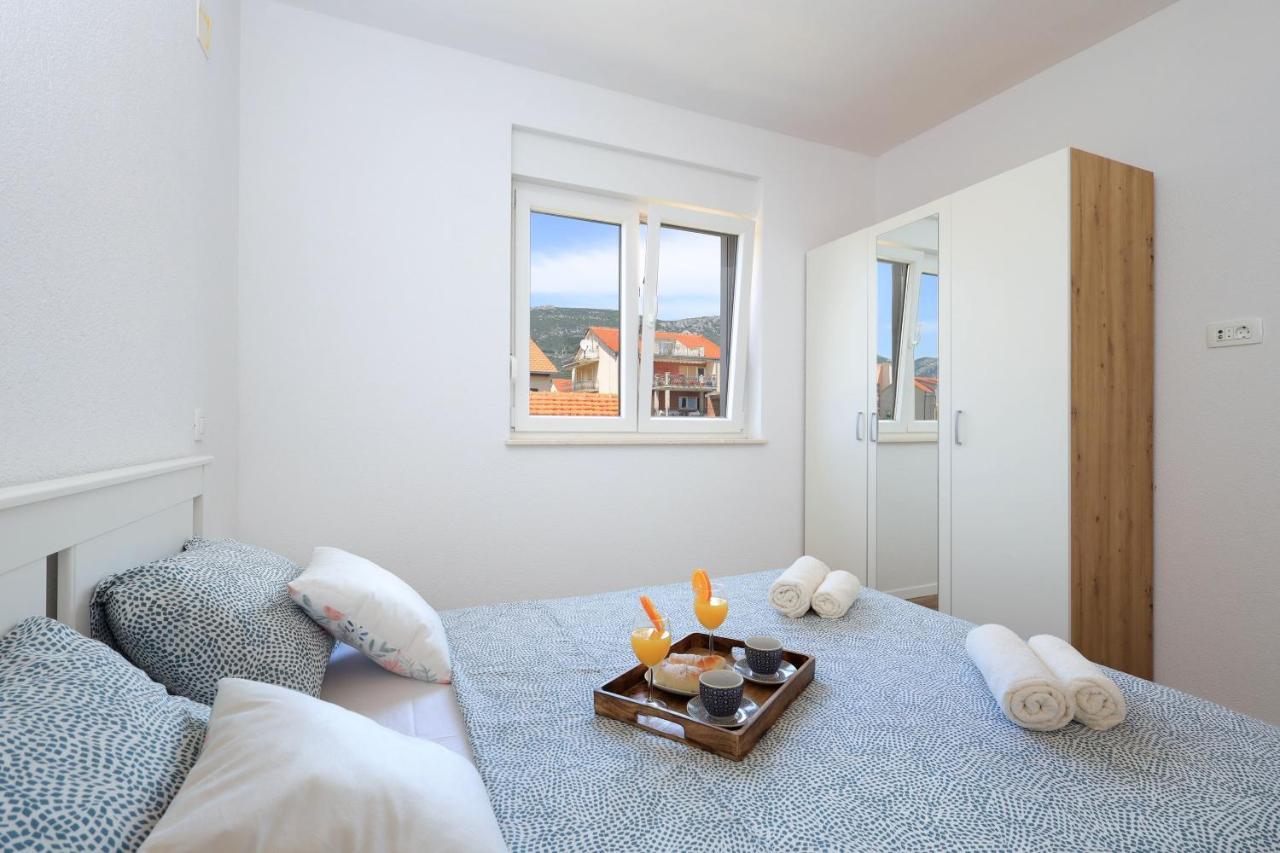 Bonaca Apartments With Terrace And Private Parking Kastela Bagian luar foto
