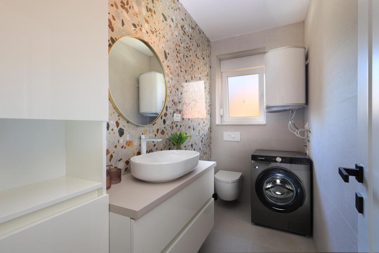 Bonaca Apartments With Terrace And Private Parking Kastela Bagian luar foto