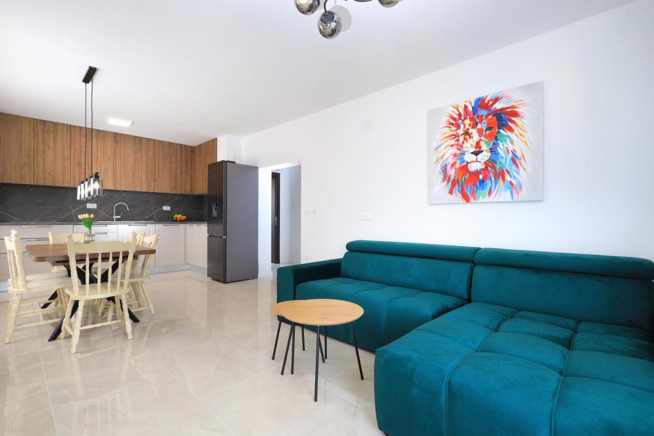 Bonaca Apartments With Terrace And Private Parking Kastela Bagian luar foto