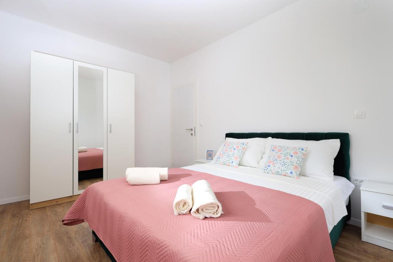 Bonaca Apartments With Terrace And Private Parking Kastela Bagian luar foto