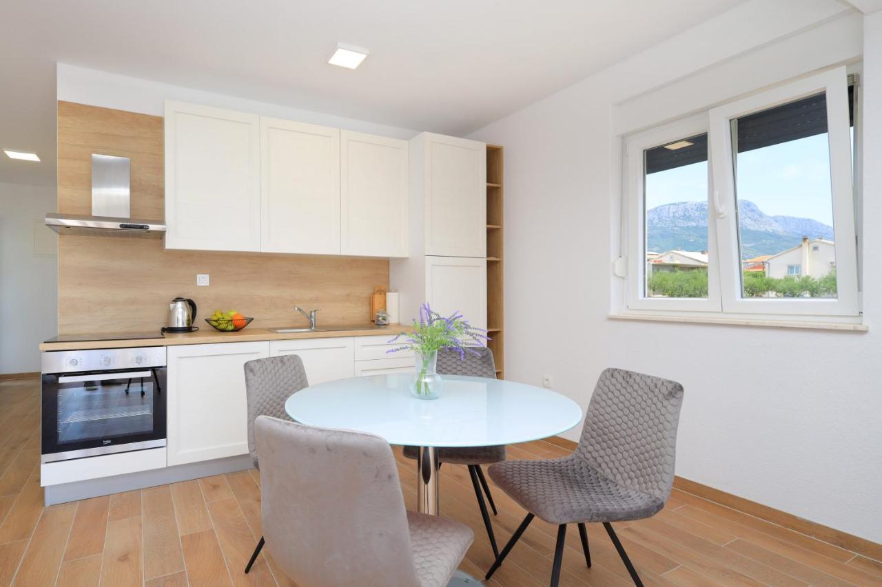 Bonaca Apartments With Terrace And Private Parking Kastela Bagian luar foto