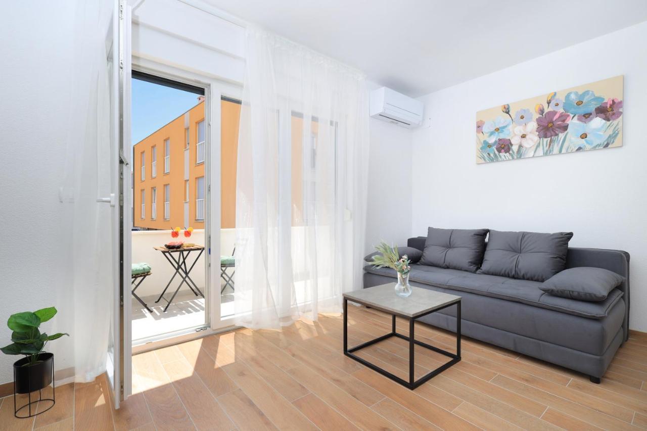 Bonaca Apartments With Terrace And Private Parking Kastela Bagian luar foto