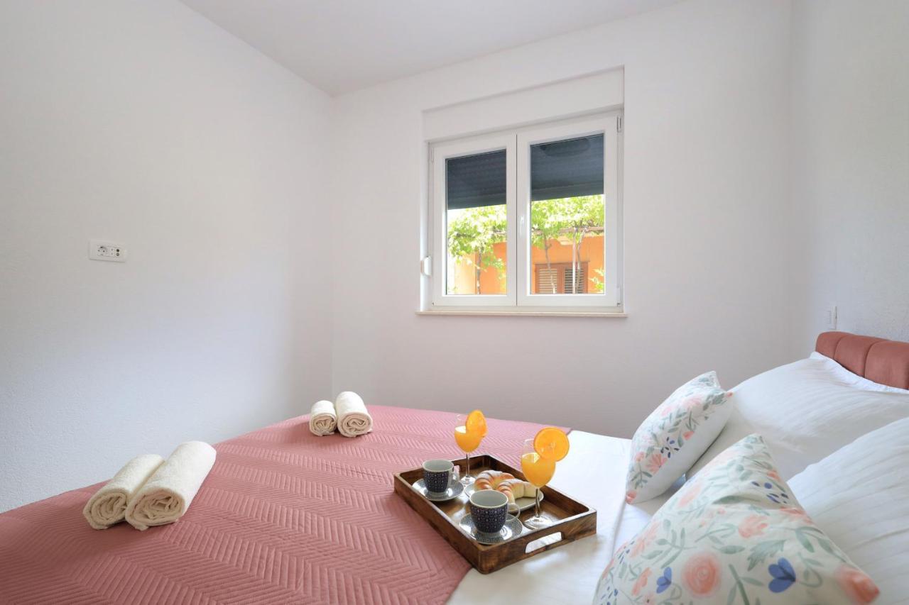 Bonaca Apartments With Terrace And Private Parking Kastela Bagian luar foto