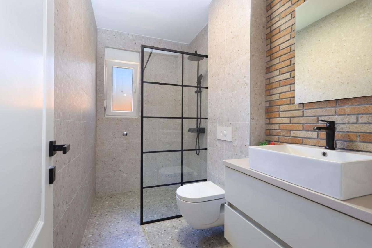 Bonaca Apartments With Terrace And Private Parking Kastela Bagian luar foto