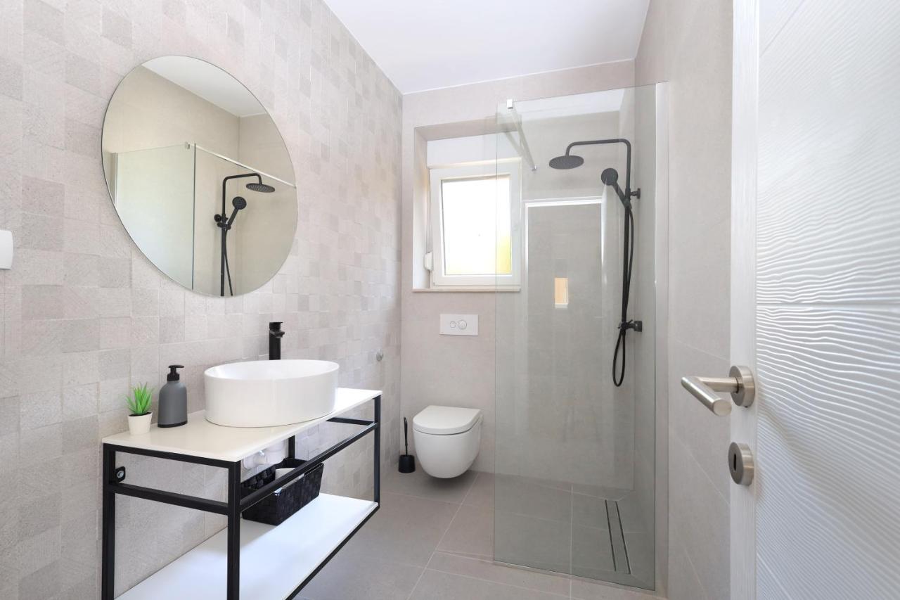 Bonaca Apartments With Terrace And Private Parking Kastela Bagian luar foto