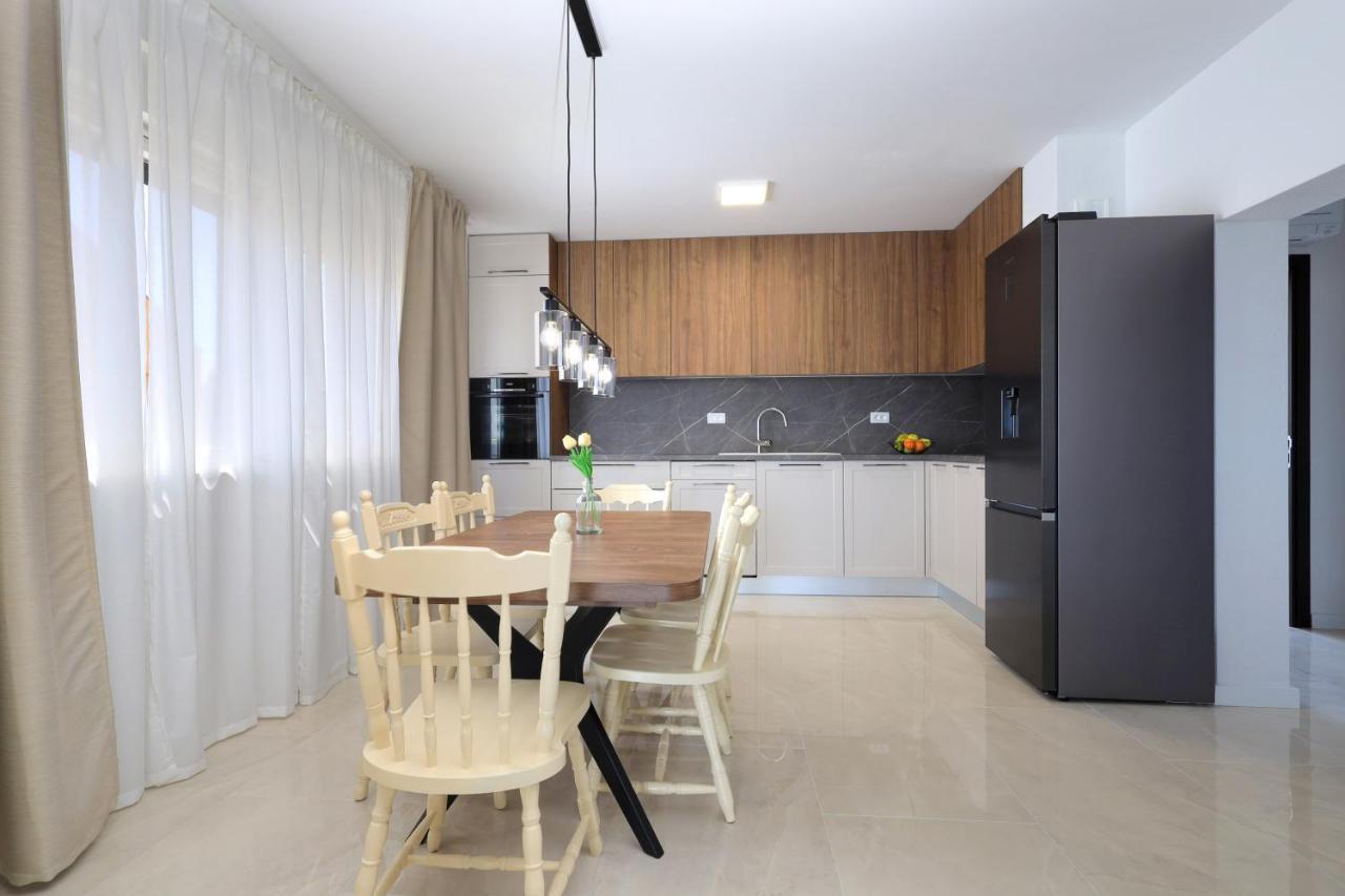 Bonaca Apartments With Terrace And Private Parking Kastela Bagian luar foto