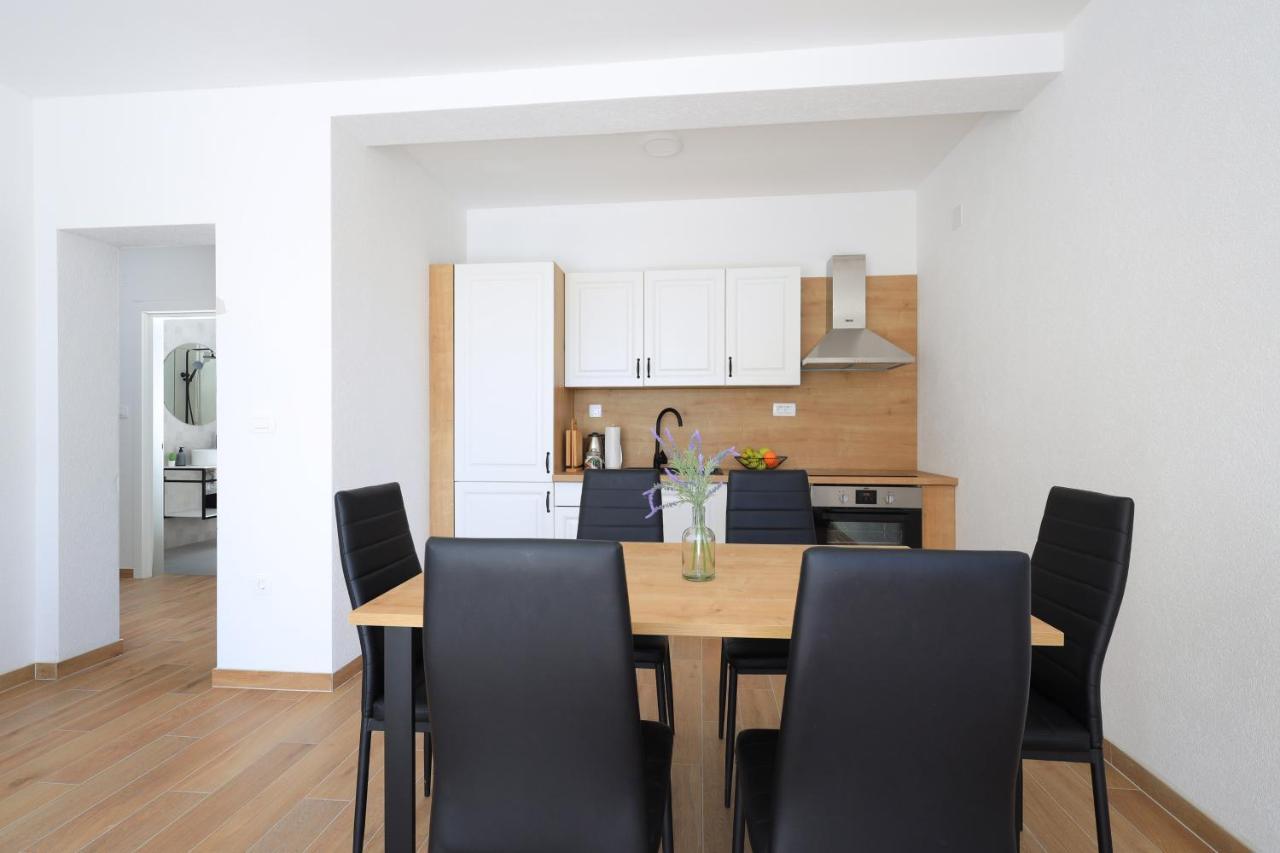 Bonaca Apartments With Terrace And Private Parking Kastela Bagian luar foto