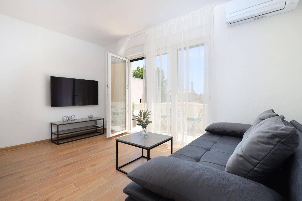 Bonaca Apartments With Terrace And Private Parking Kastela Bagian luar foto