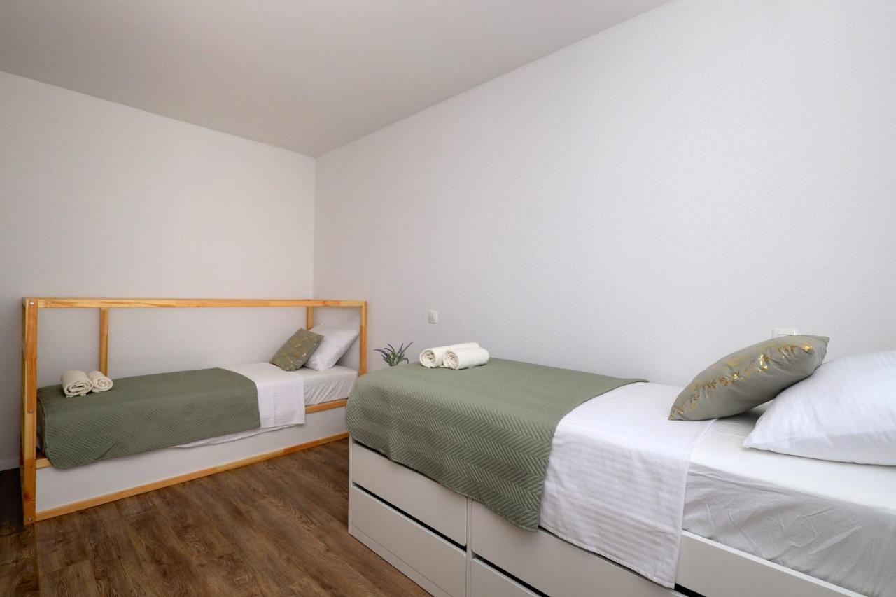 Bonaca Apartments With Terrace And Private Parking Kastela Bagian luar foto