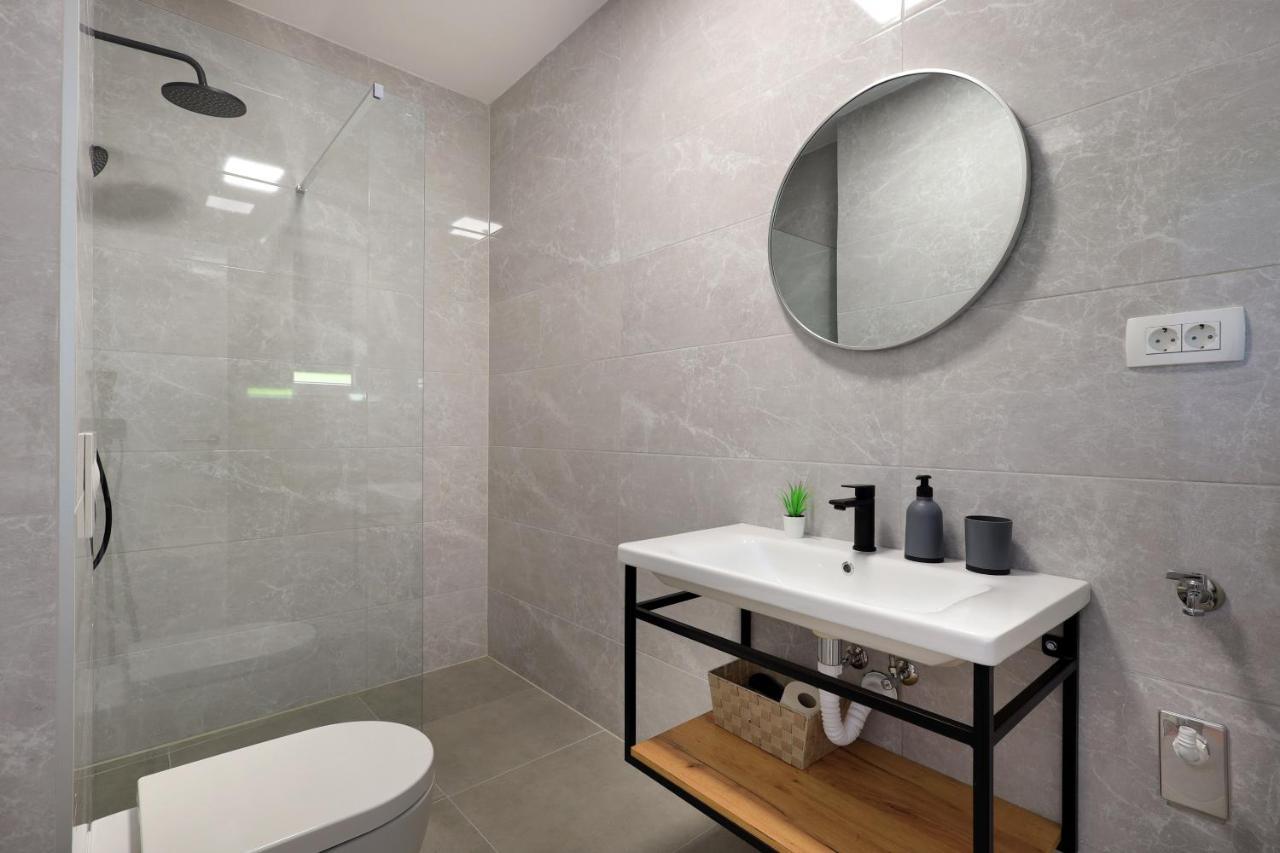 Bonaca Apartments With Terrace And Private Parking Kastela Bagian luar foto