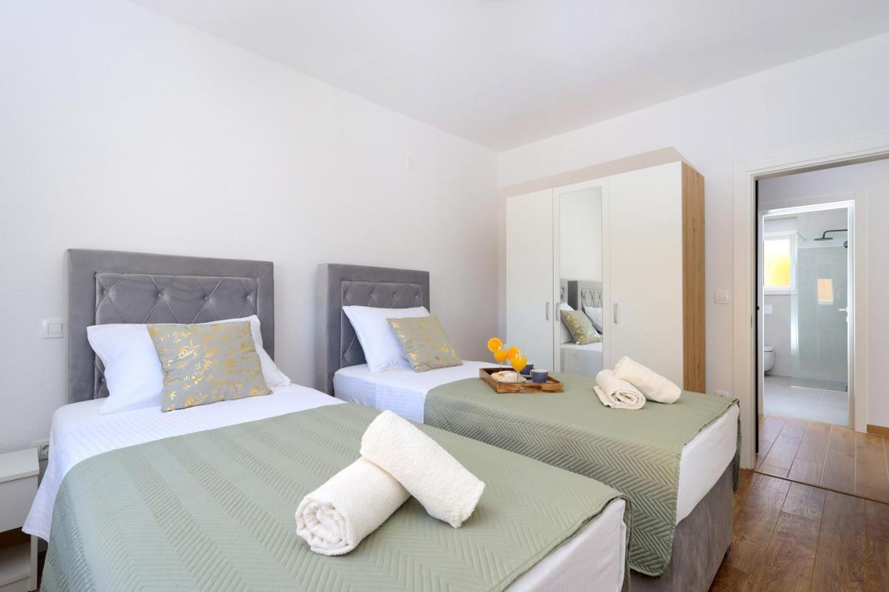 Bonaca Apartments With Terrace And Private Parking Kastela Bagian luar foto