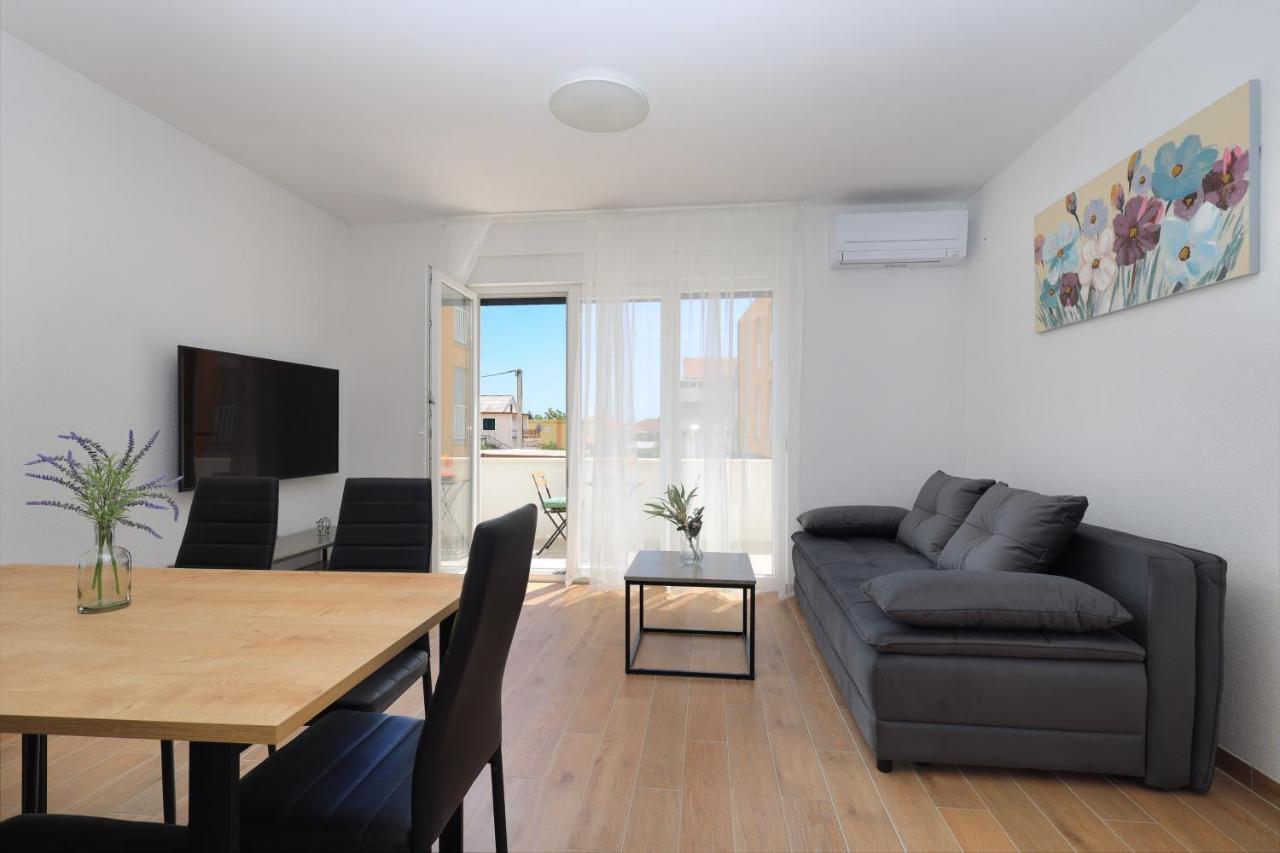 Bonaca Apartments With Terrace And Private Parking Kastela Bagian luar foto
